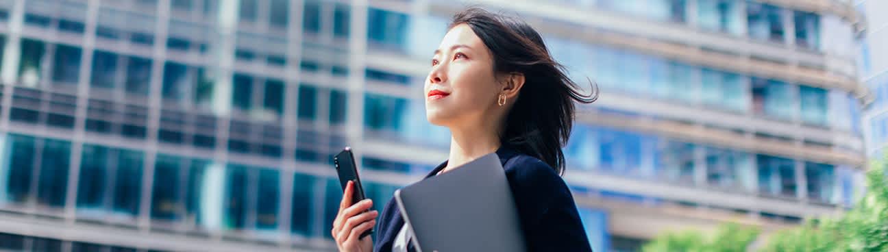 電話をしている女性