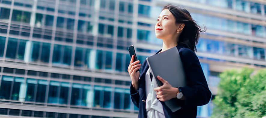 携帯電話をしている女性