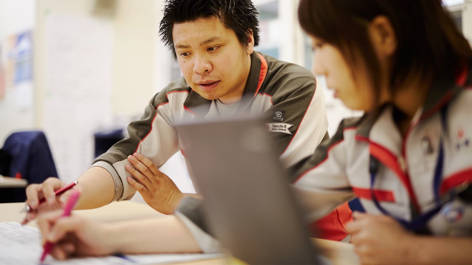 品質保証部門の社員