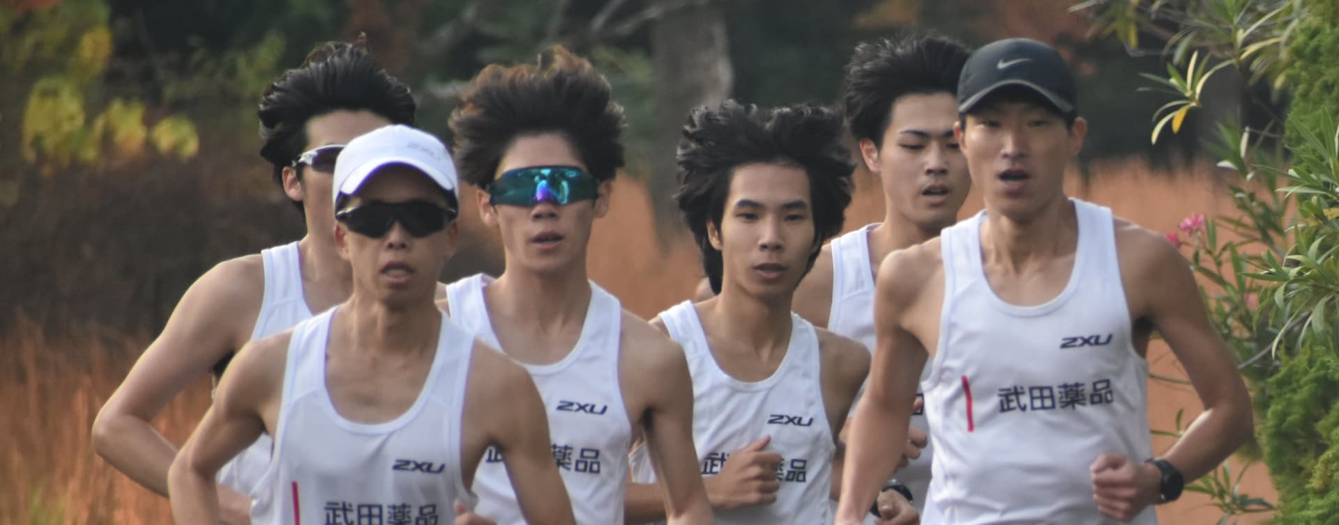 武田薬品社員たちがマラソン練習で走っている