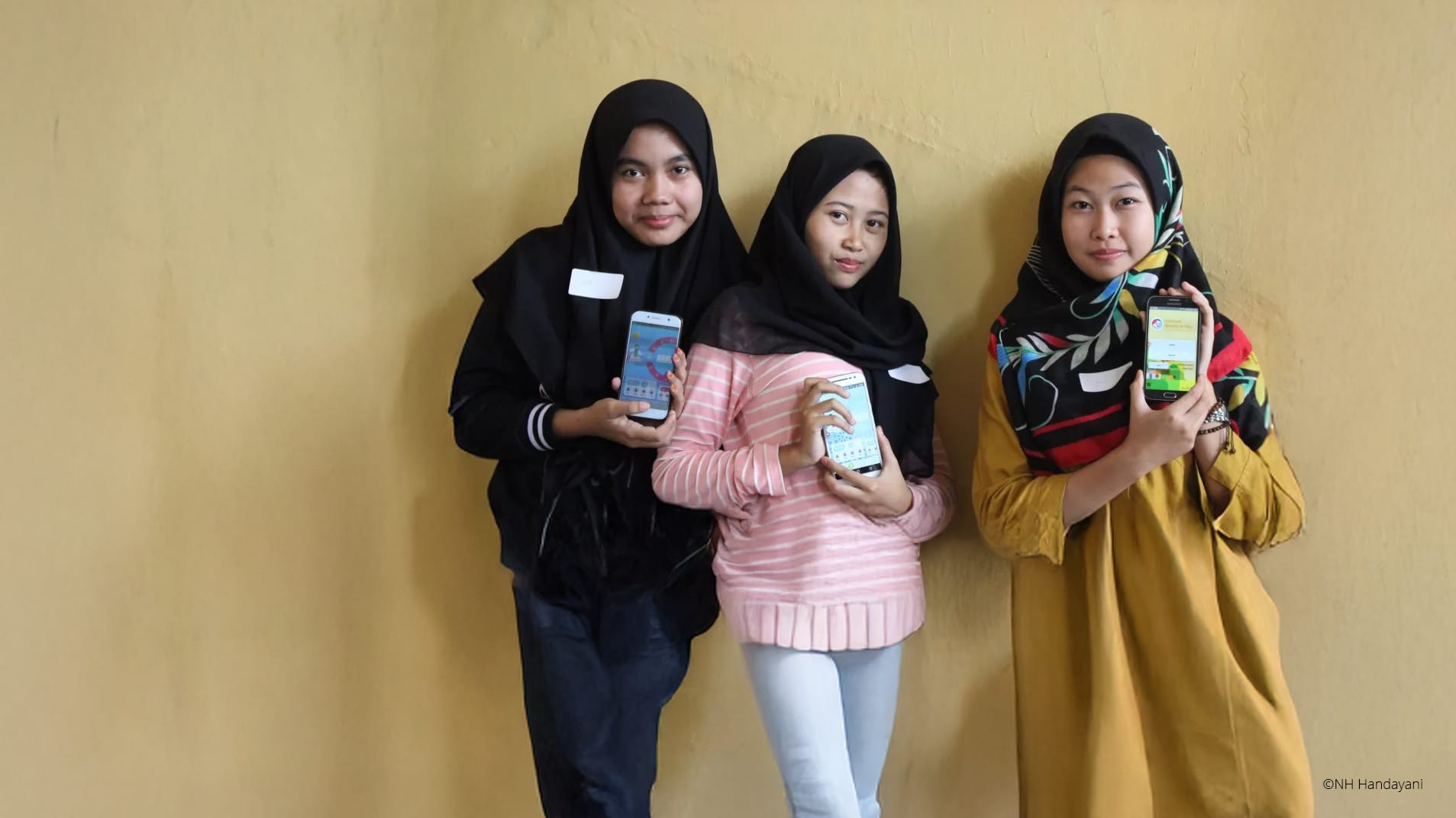 3人の女の子がスマホを持っている