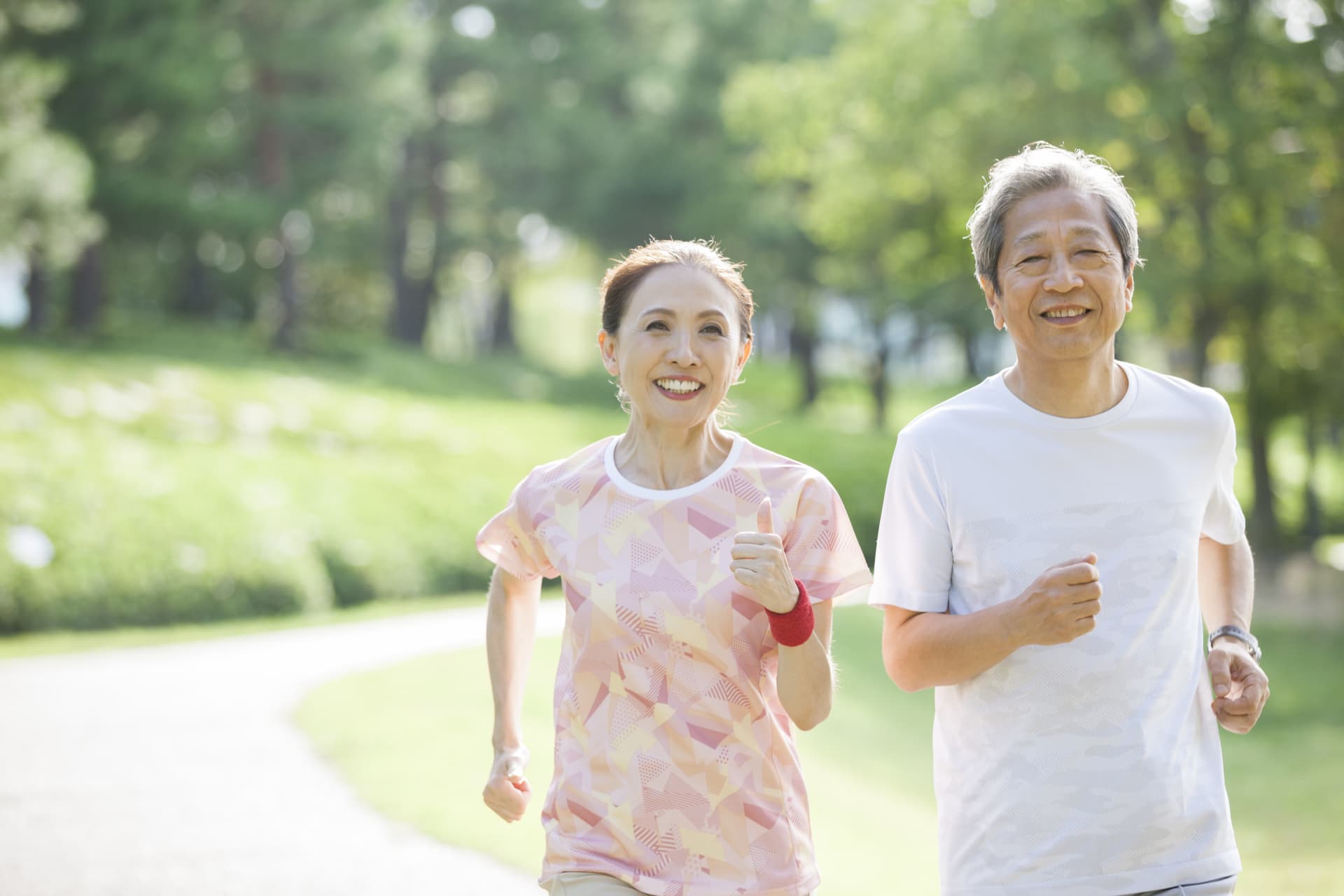 ジョギングする夫婦