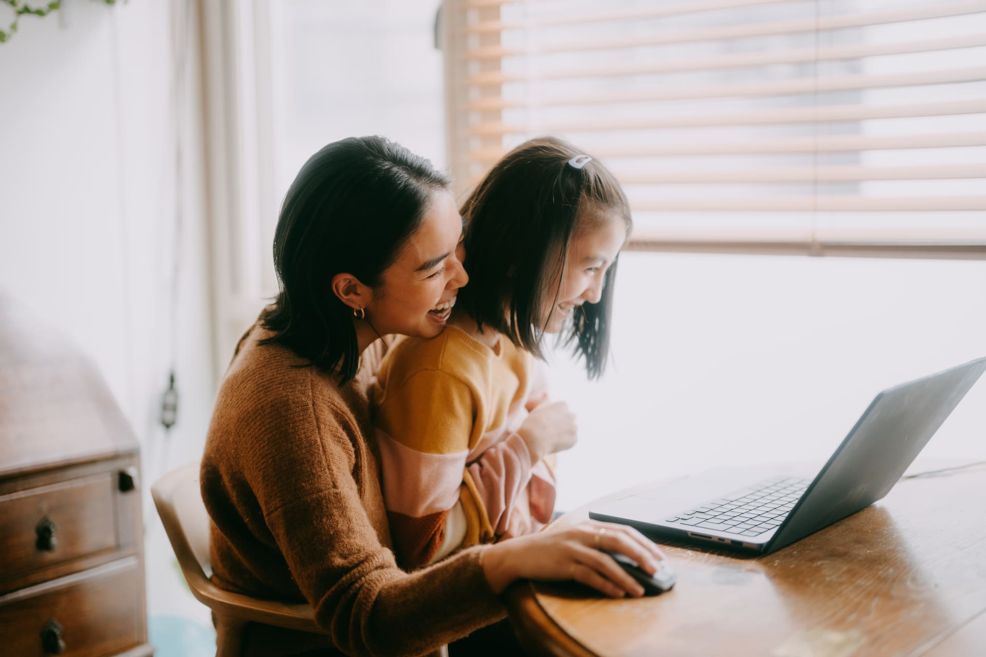 PC画面を笑顔で見る親子