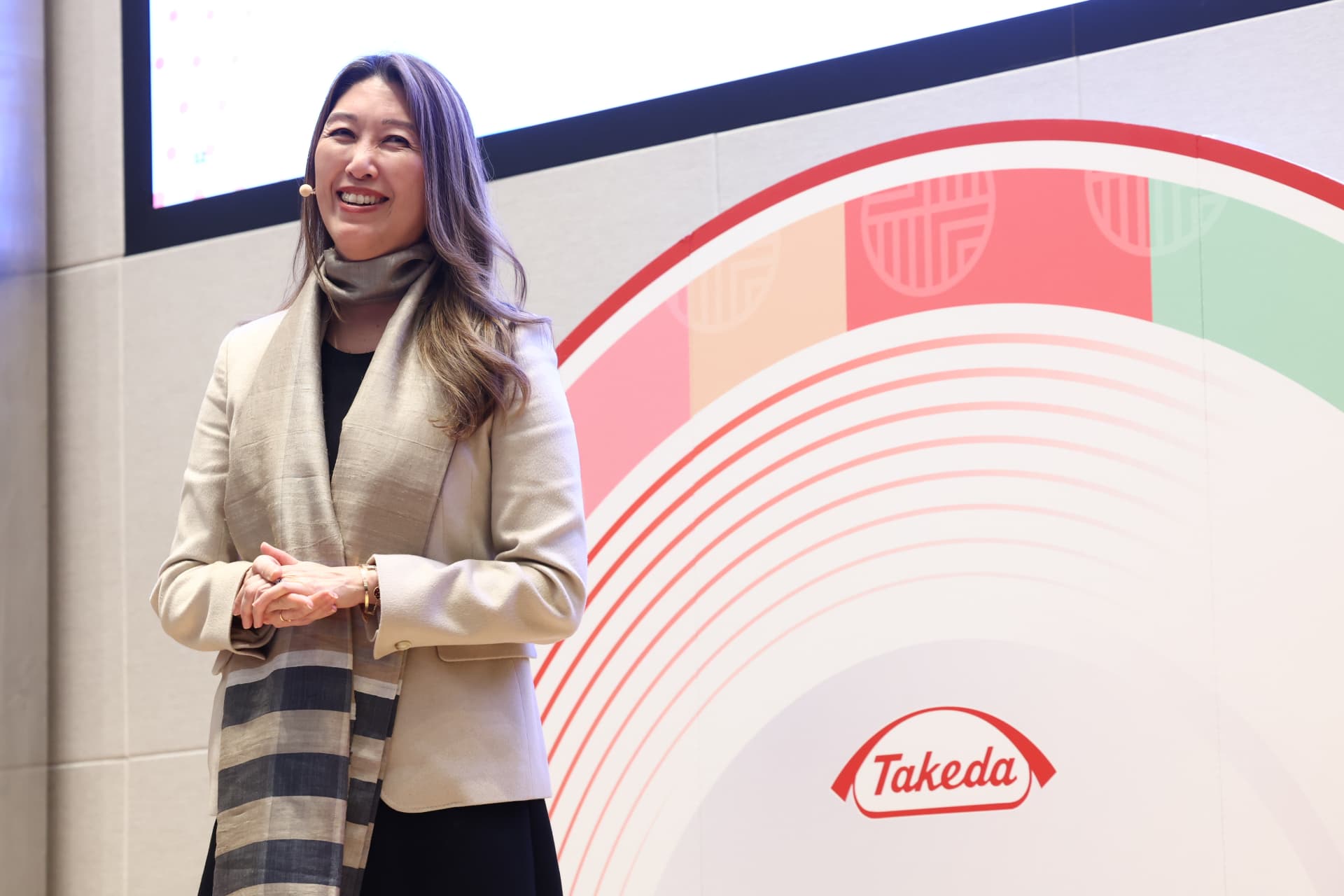 Julie Kim speaking at event.