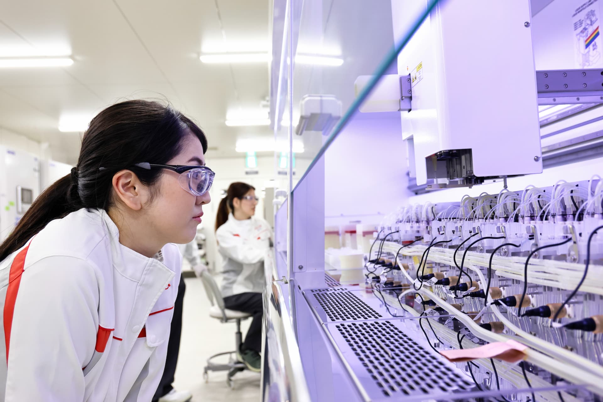研究室で研究者が実験装置を確認している様子