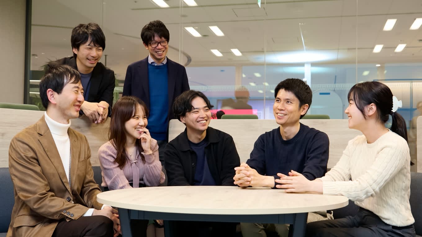 チームメンバーと談笑する辻さんと今井さん