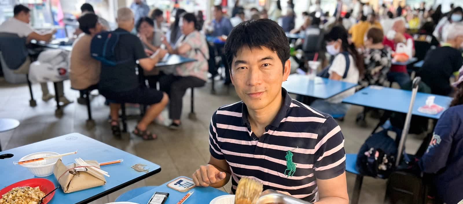 ランチを楽しむ塩川紀彦さん