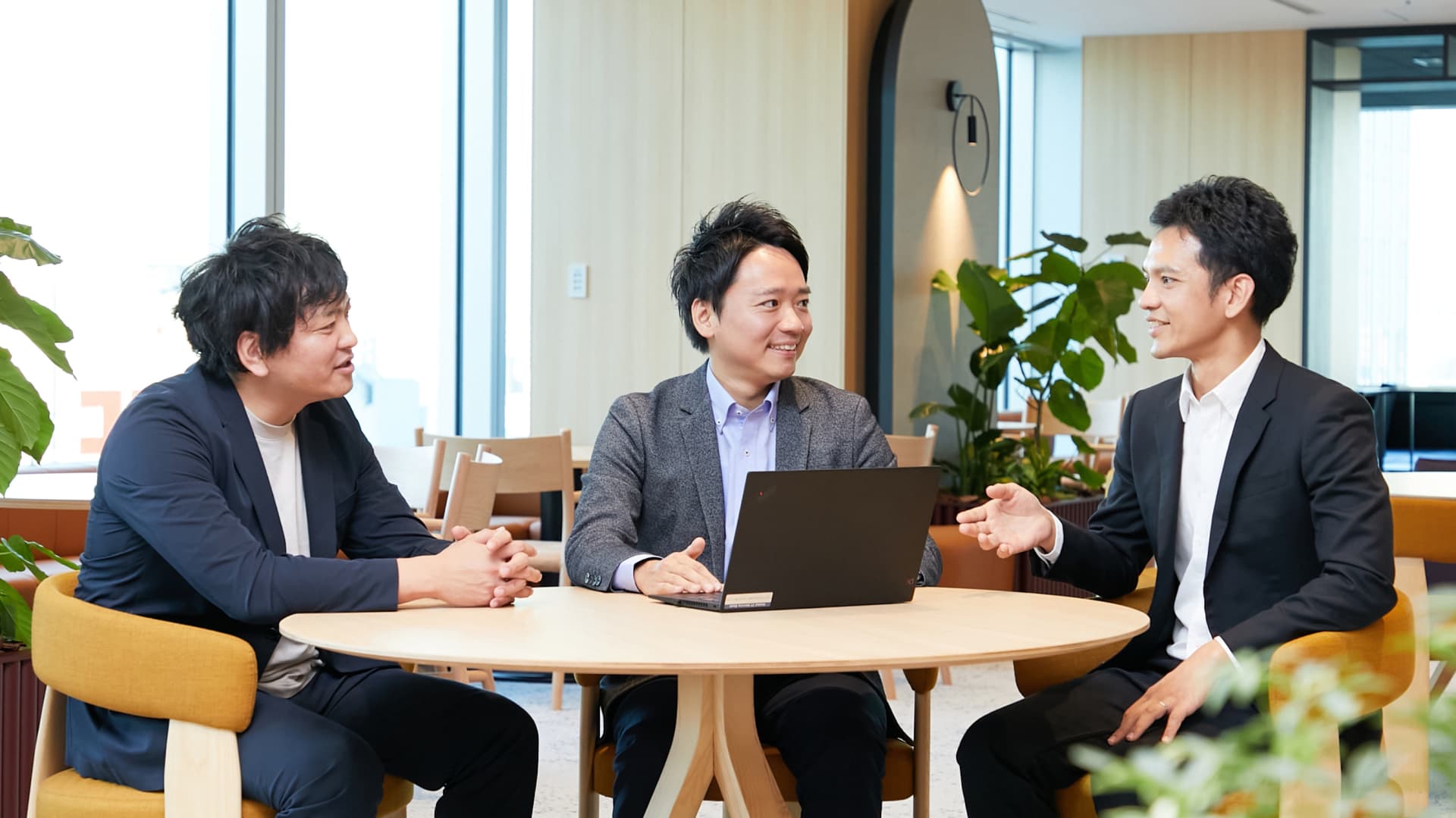 今井さん、大西さん、チュアノイさんの打ち合わせの様子