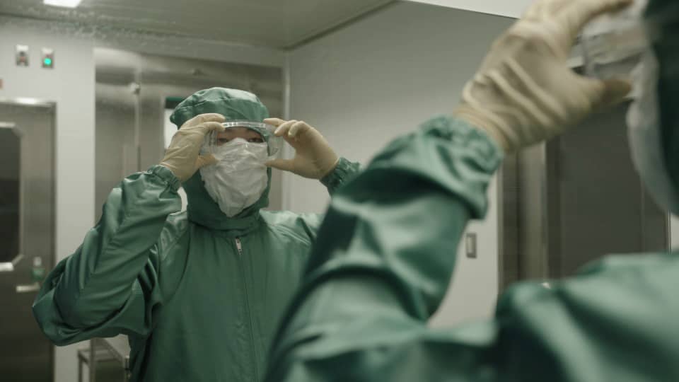 無菌環境での作業準備をする従業員