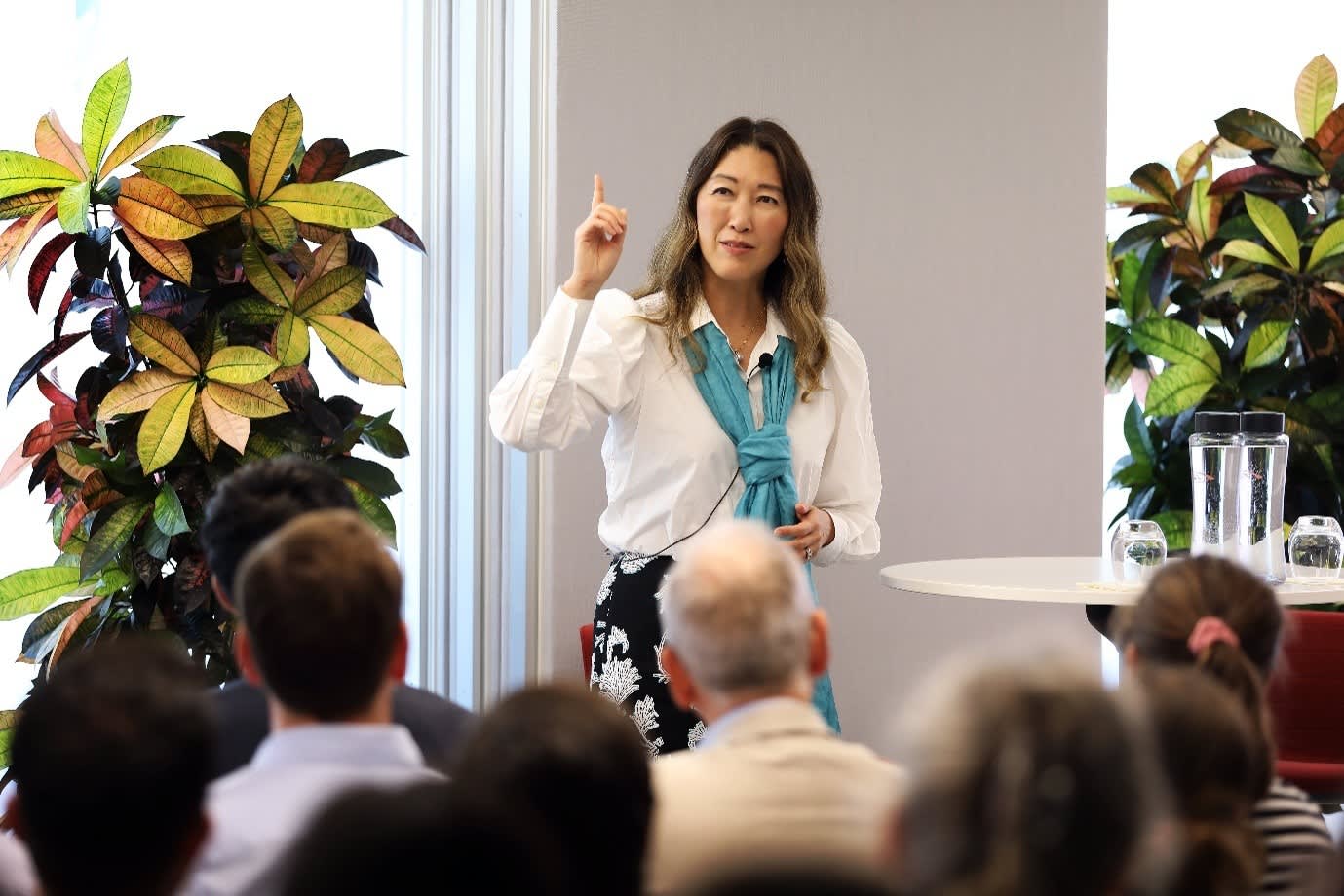 リスニング・ツアーで話すジュリー・キム