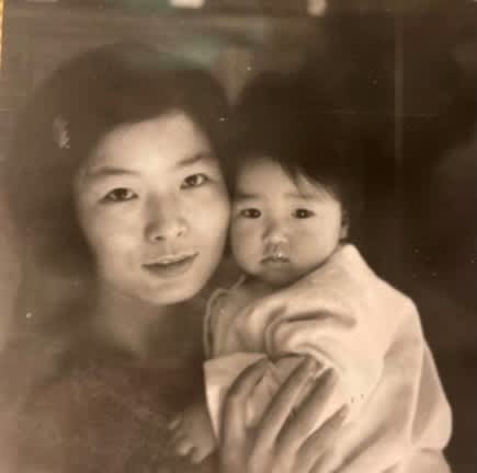 母の腕に抱かれる幼い頃のジュリー