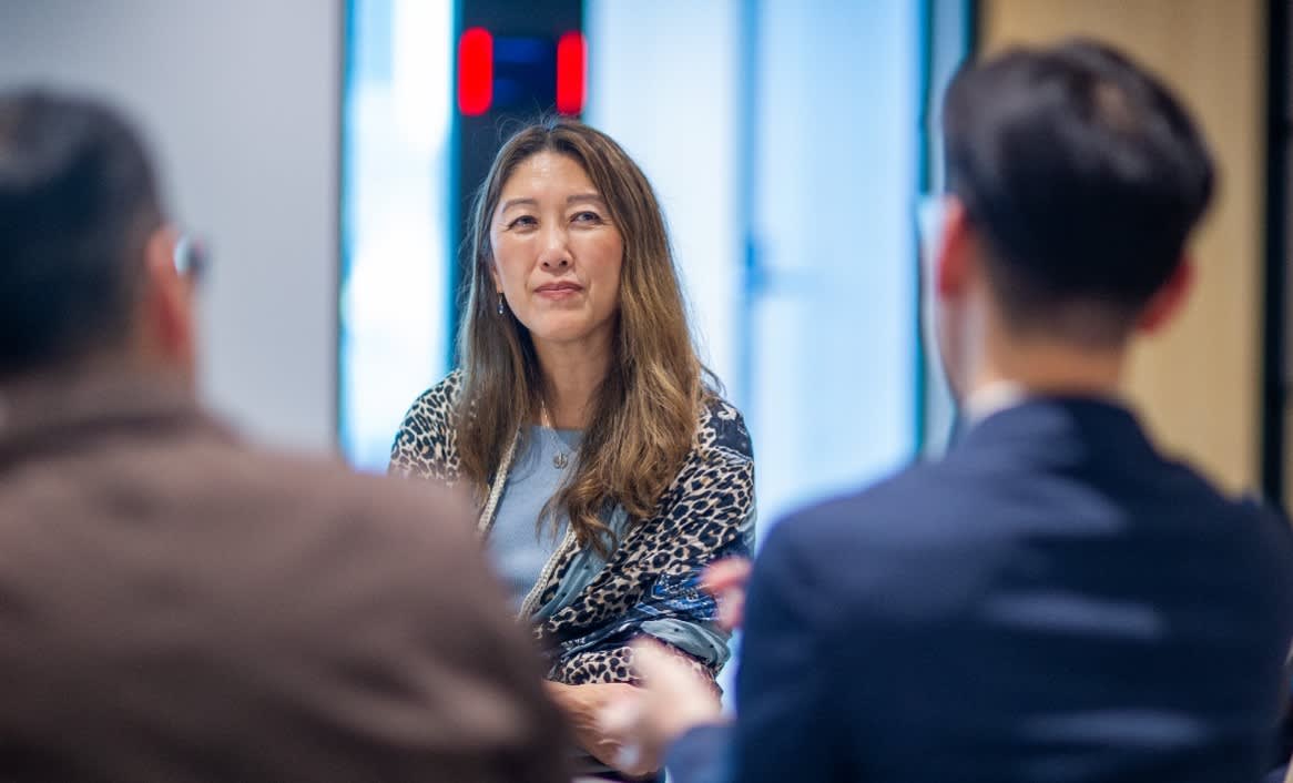 ともに働く仲間の声に耳を傾けるジュリー・キム