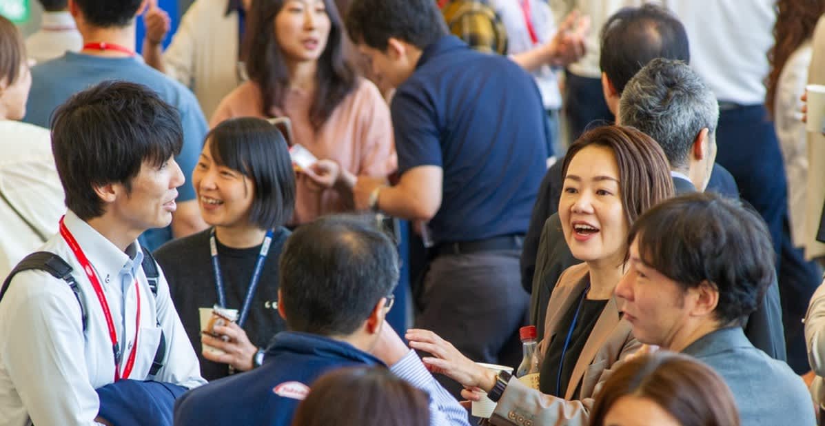 現場のメンバーと意見を交換する宮柱明日香