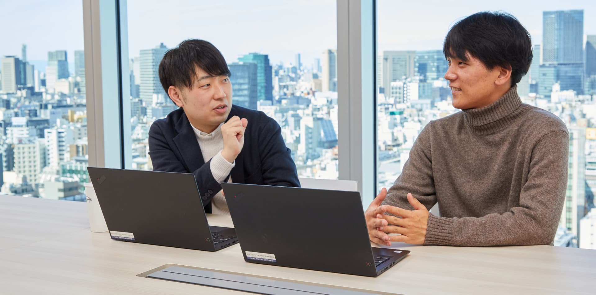 トレーニングに取り組む長岡さんとサポートする久里さん