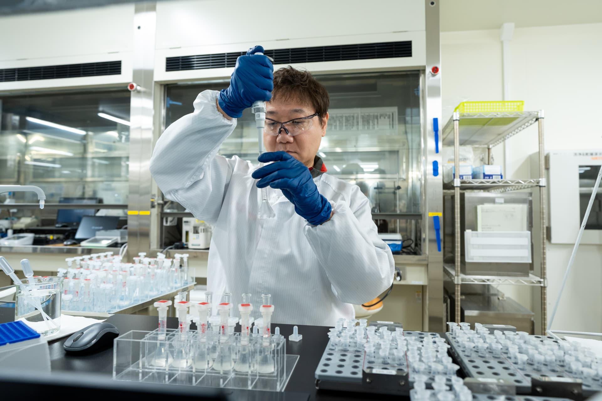 熟練した試験者が手作業で試験する様子