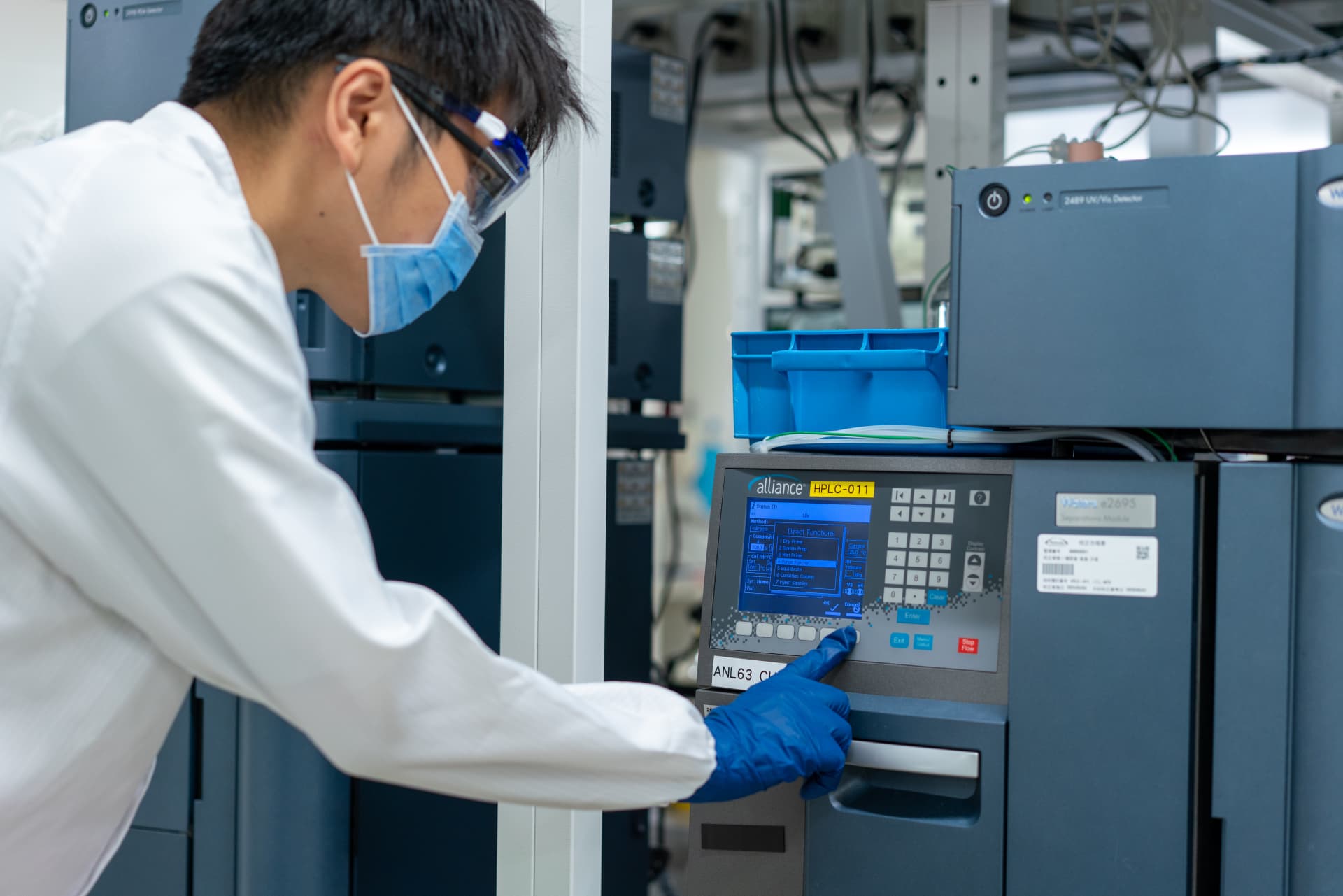 高速液体クロマトグラフィーにより医薬品の純度や安定性を試験する様子