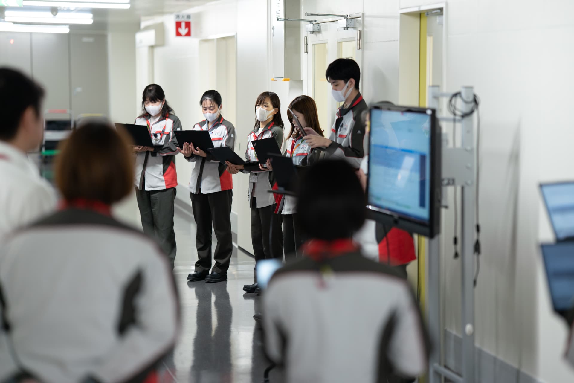 毎日の会議で、改善方法についてチームで話し合う