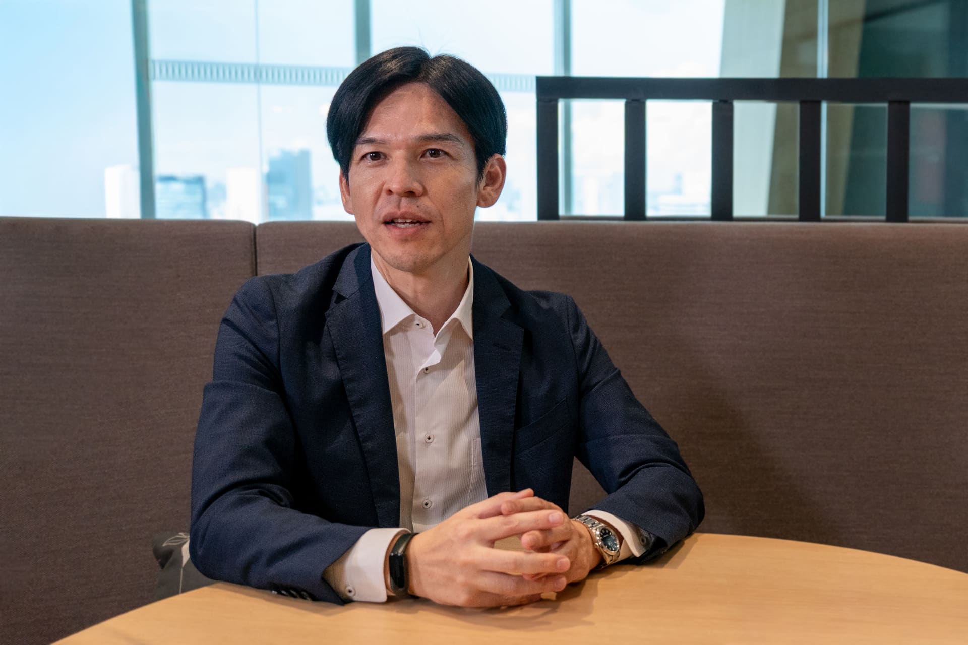 2020年の創刊に携わった飯村さんが白書創刊の背景について話す様子