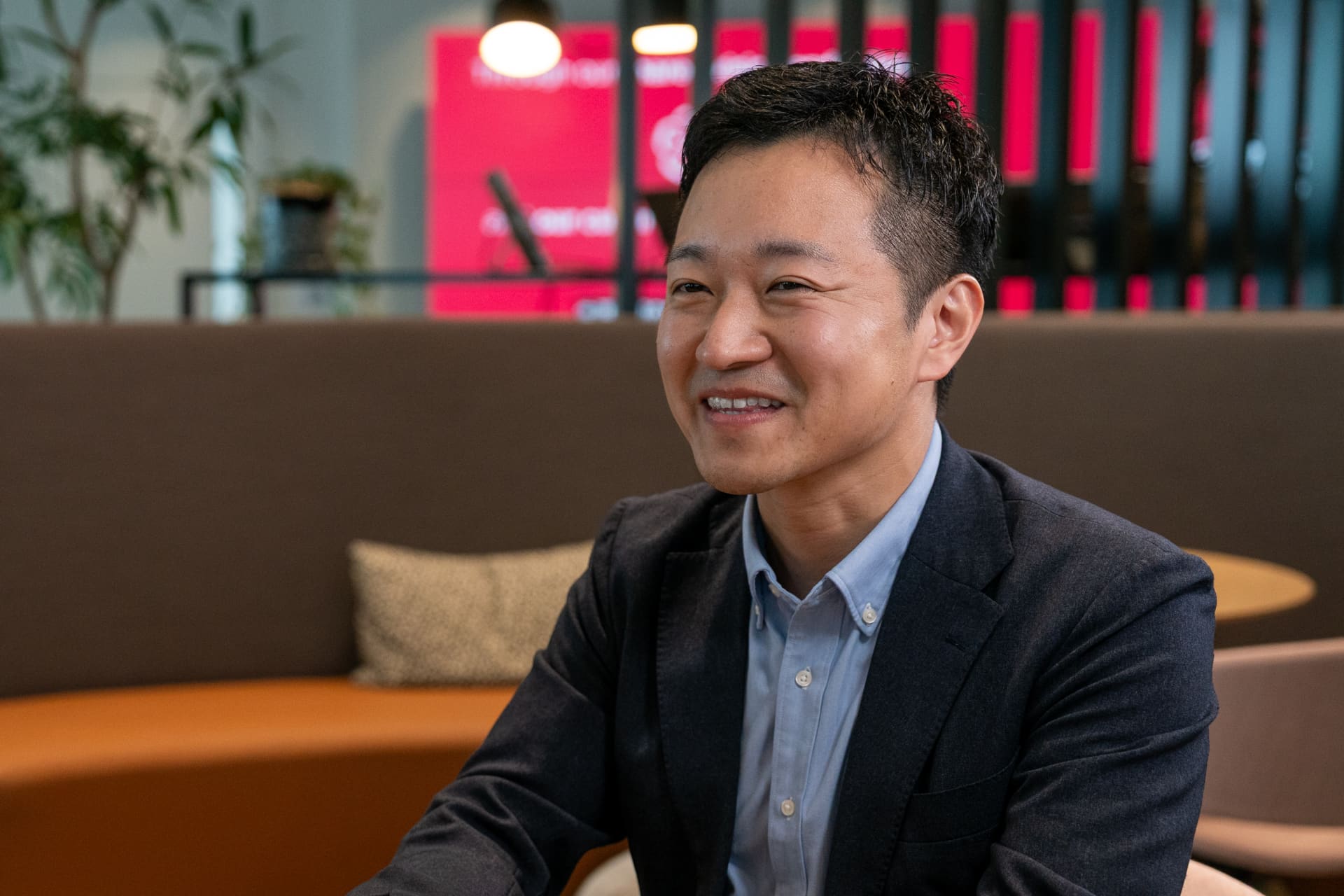 希少疾患白書の改訂をリードした医療政策担当の林さんが約5年ぶりの白書改訂の理由について話す様子