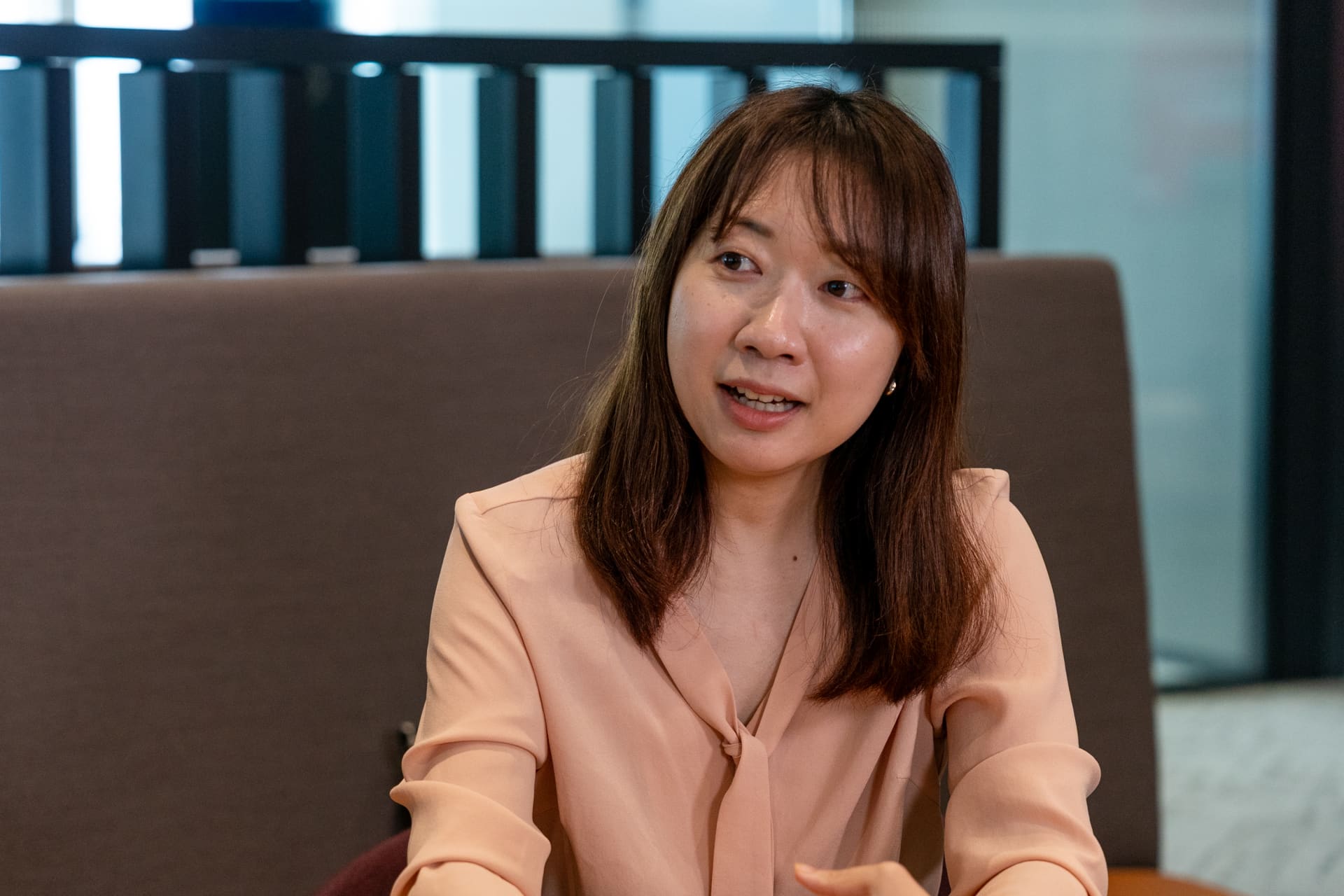 患者さん支援の窓口として活躍する井上さんが日本国内の希少疾患患者さんを取り巻く環境の変化について話す様子