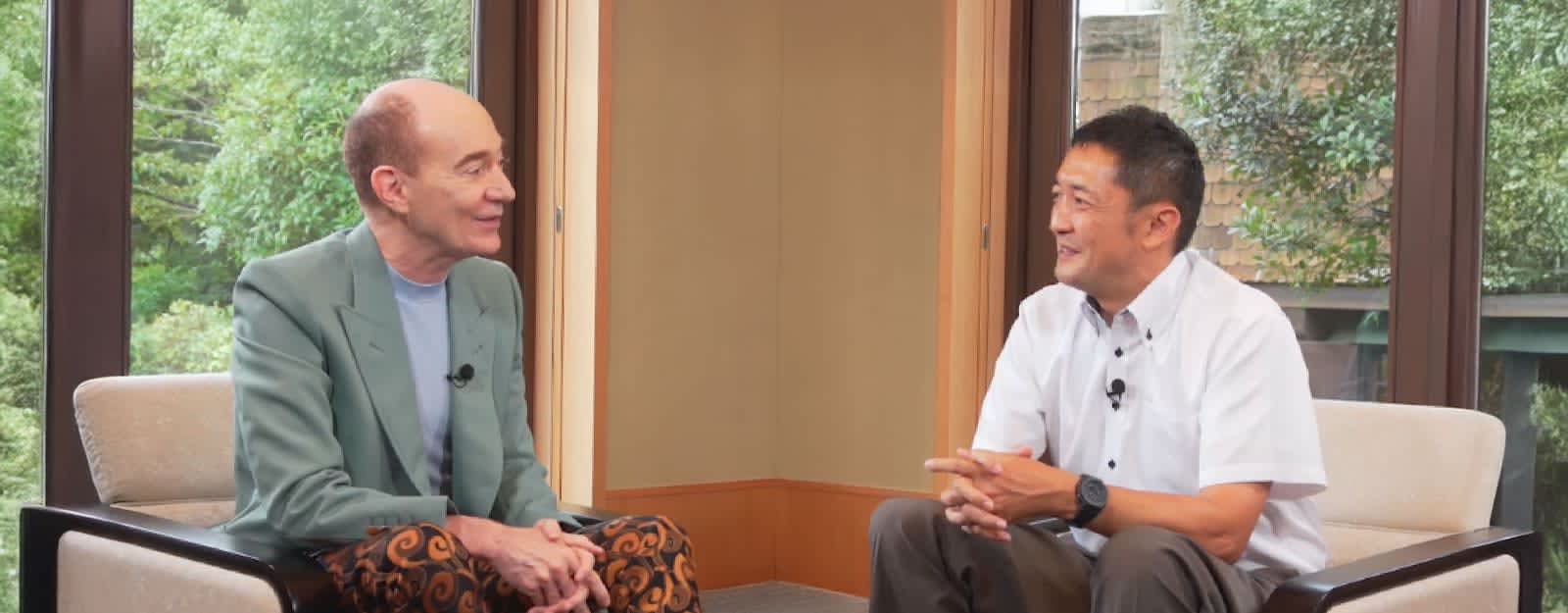 ロバートキャンベルさんと野崎香樹さんが対談する様子