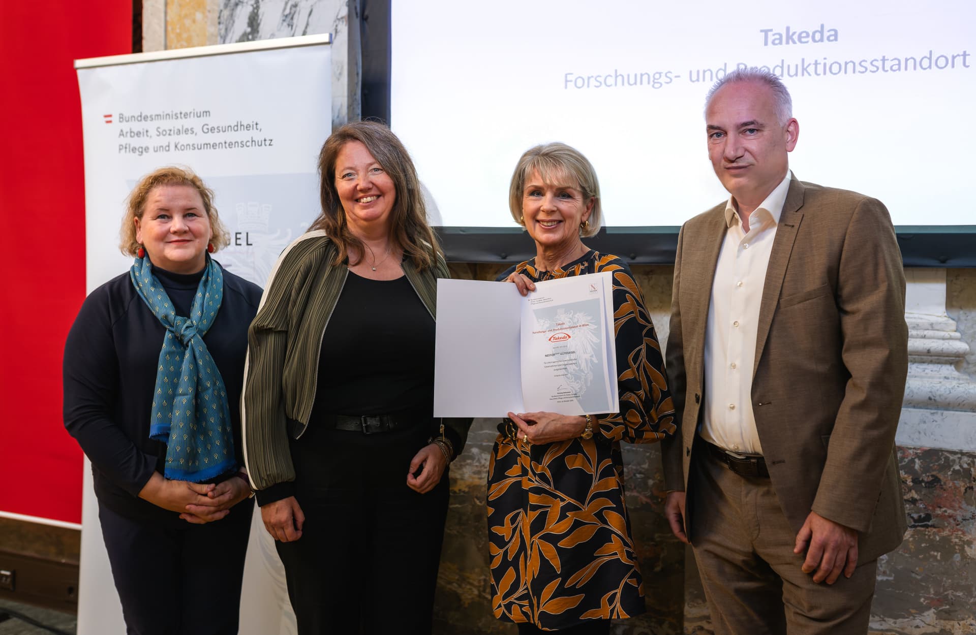 Personen posieren für ein Foto