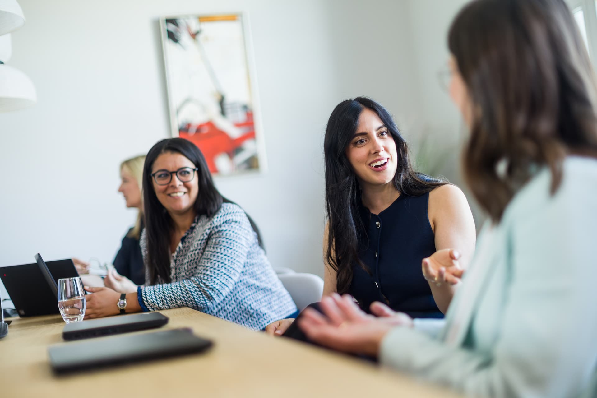 Frauen, die in einem Besprechungsraum diskutieren