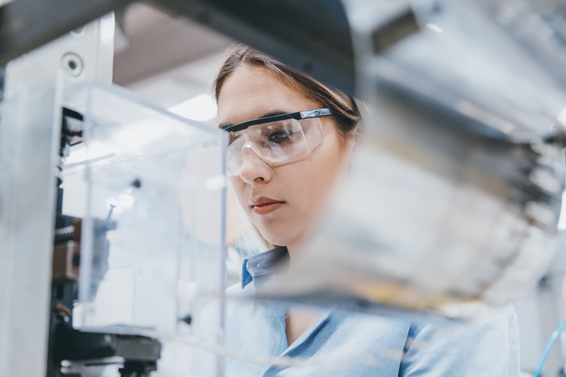Científica en el laboratorio