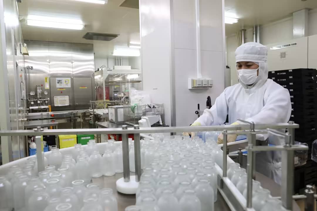 工場で人が作業している