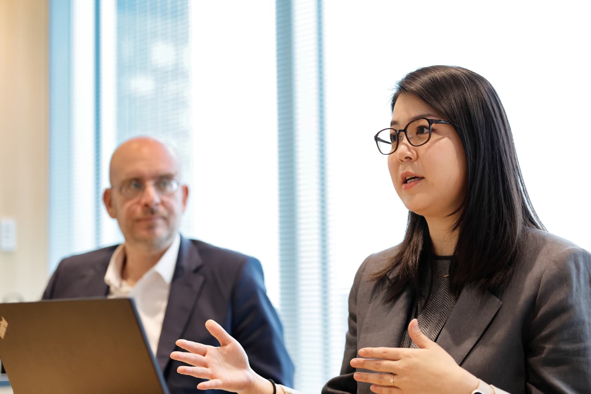 컴퓨터 앞에 앉아 있는 여자