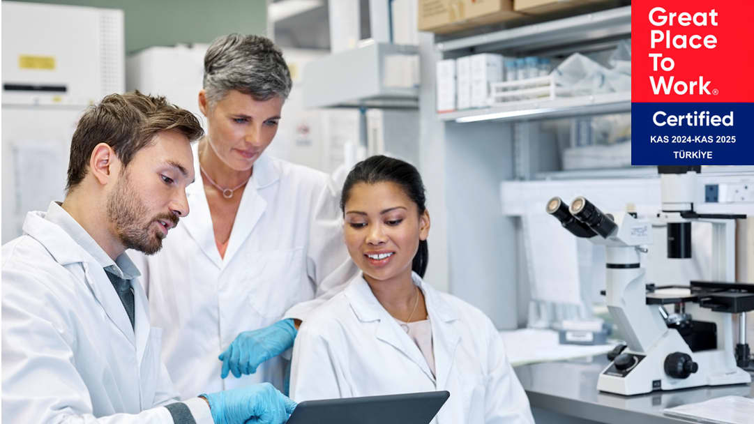 People talking in a lab