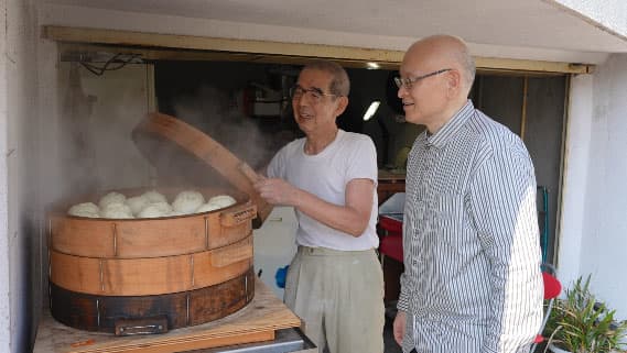 豚まんづくりをする三木さんと洋平先生