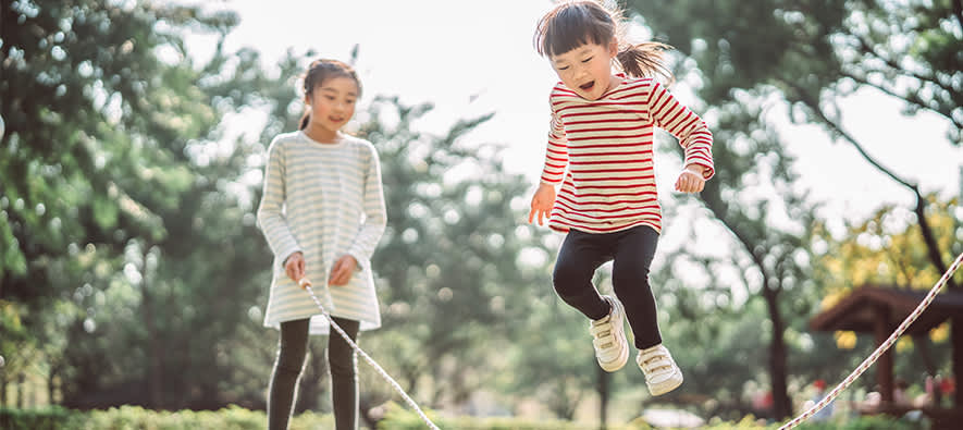 公園で縄跳びをしている子ども達