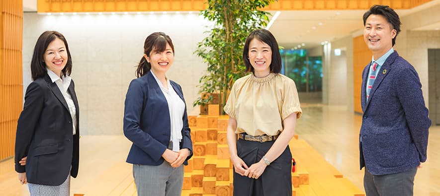 様々な部署で活躍する従業員のインタビューと座談会の模様をレポート