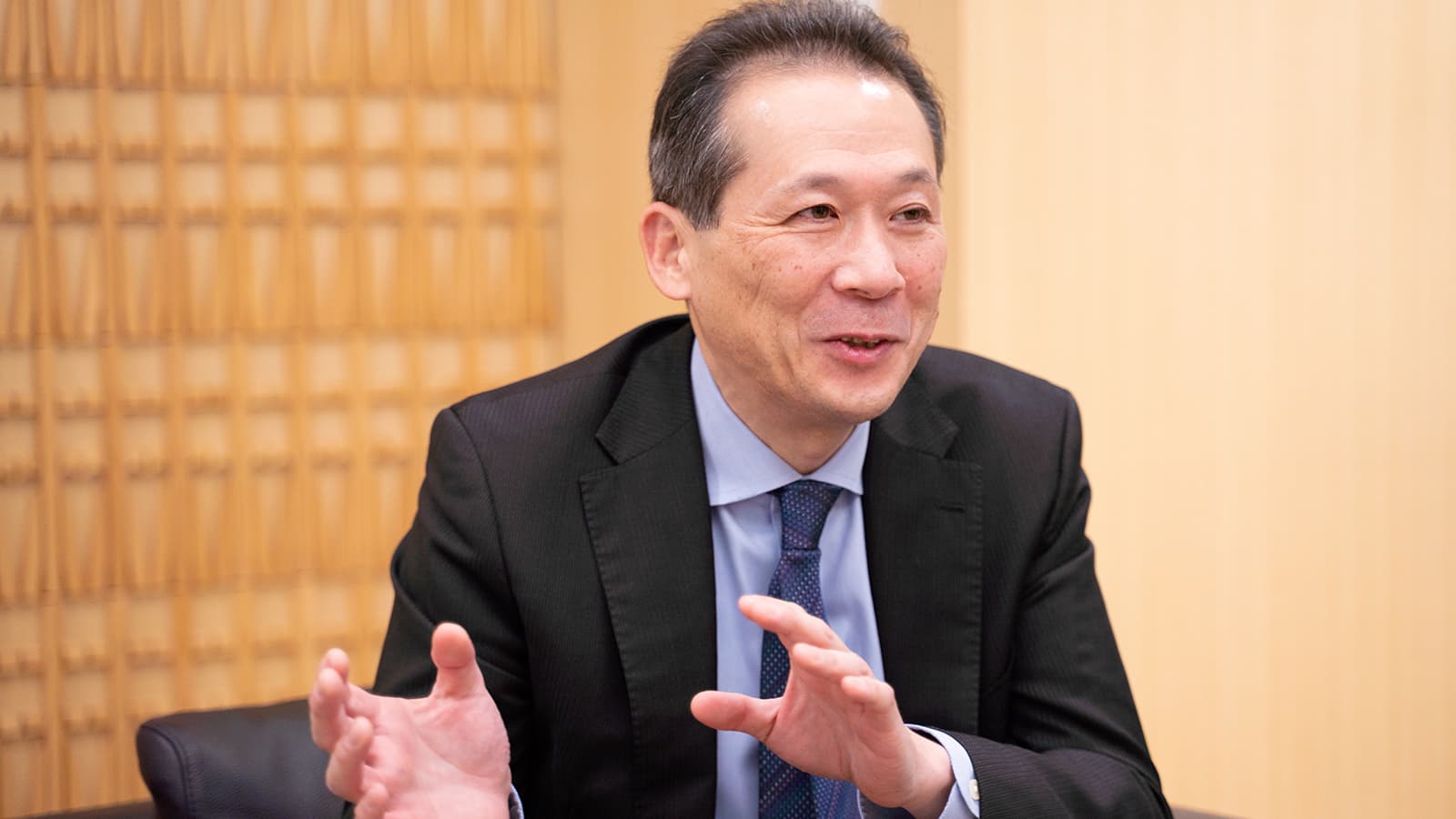 インタビューに答える添田 純平