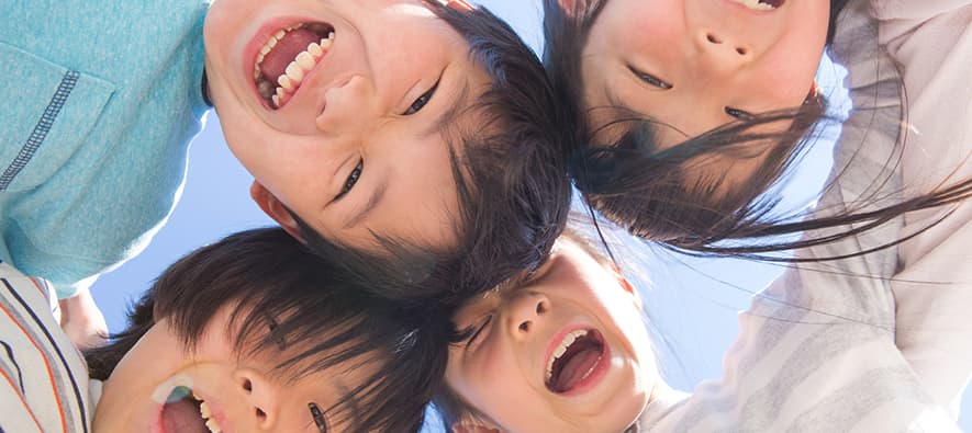 四人の子どもが笑っている