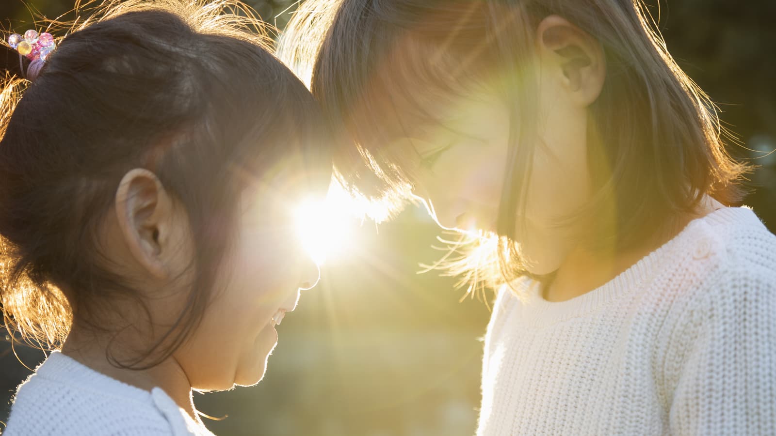 二人の子どもが笑っている