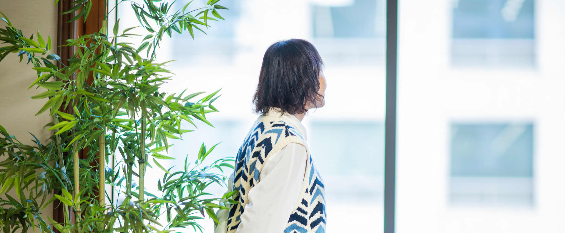 女性が窓の外を見ている