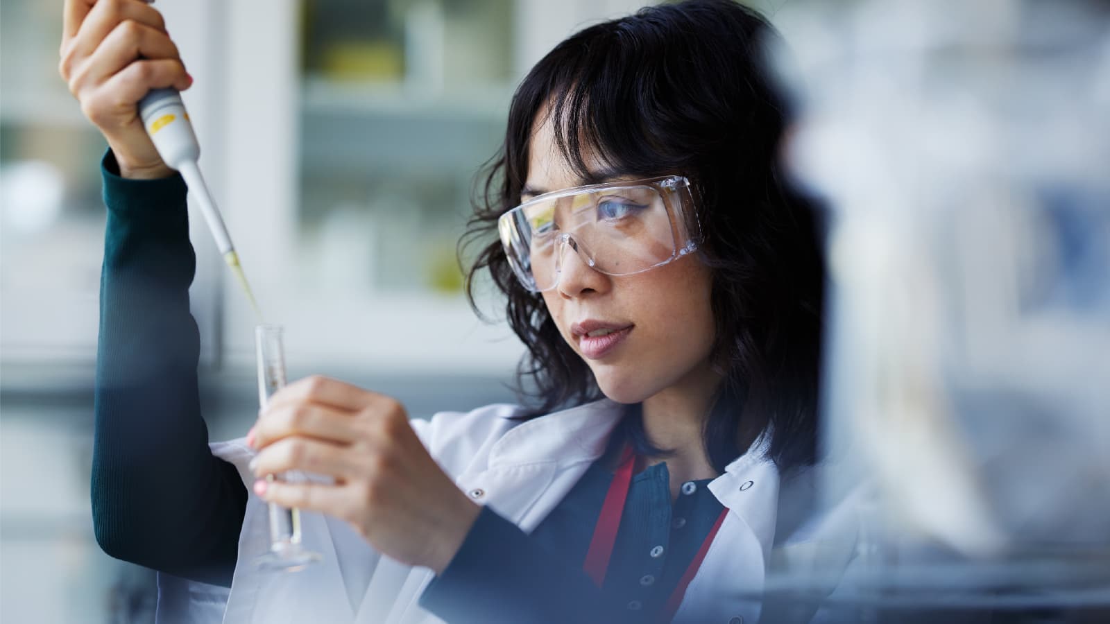 女性が実験をしている